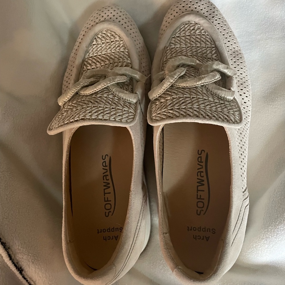 Softwaves cream Loafers